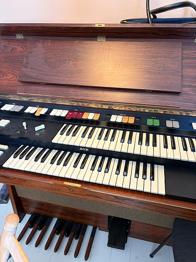 GRATIS Elorgel med dobbelt klaviatur og træ kabinet
