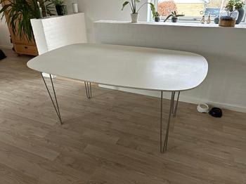 Ovalt spisebord 164x102x73 afhentes gratis