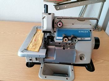 Singer 831 industrioverlocker med bord