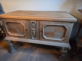 LIlle skænk I massivt egetræ