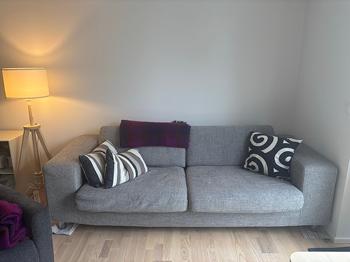 Tre personers sofa i grå