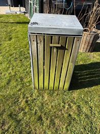 Affaldsbeholder træ og metal udendørs