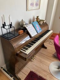 Brdr. Hall pianette i Odense - gives bort