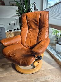 Stressless Lænestol i brun læder med træfo