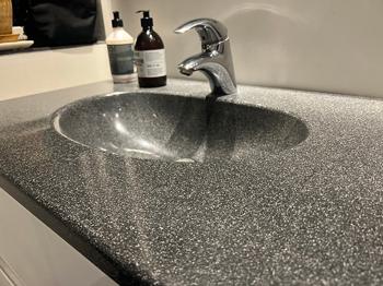 Badeværelsesvask med underskab hvid med mørk bordplade