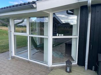 Hvid vinduesparti med 3 sektioner