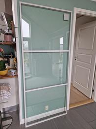 Skydedør i hærdet glas med hvid aluminiumsramme