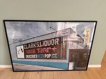 Fotografi af Clark's Liquor Skilt i Ramme