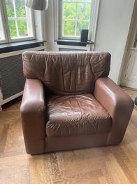 **Leather Armchair – 400 kr**