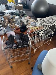 Skohylde og lille stativ med hjul