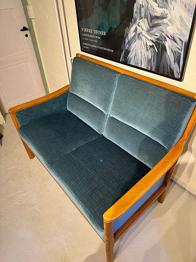 To personers sofa i massivt træ med blå betræk