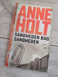 Anne Holt: Sandheden bag sandheden