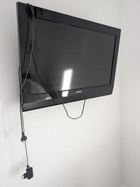 TV med vægbeslag, uden fjernbetjening