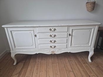 Smukt tv bord gives væk