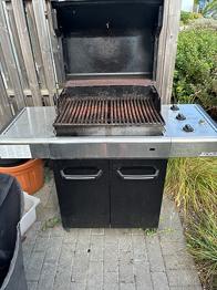 Weber gasgrill med 3 brændere og skab