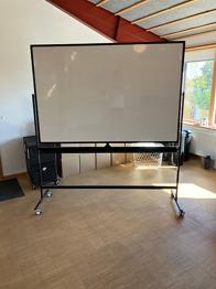 Stor mobil tavle / whiteboard på hjul (gratis til afhentning)