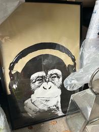 Plakat incl ramme med abe med høretelefoner