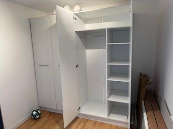 To garderobeskabe foræres væk.