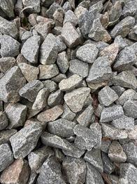 Grå granitskærver gives væk. Du henter. Vi gir’!