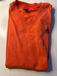 T-shirt fra Adidas.