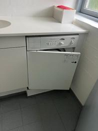 Hvide terrassedøre og vinduespartier i glas samt køkken