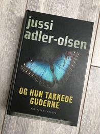 Jussi Adler-Olsen: Og hun takkede guderne / Firmaknuseren