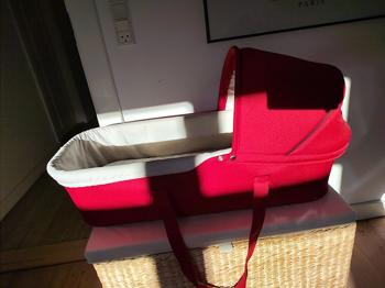 Babylift i flot rød farve