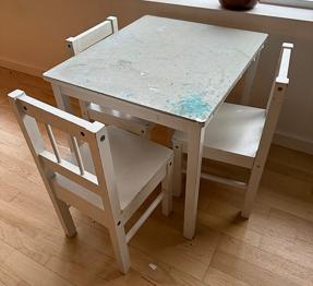 IKEA børnebord med 3 stole