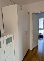 RESERVERET Solidt, rummeligt og funktionelt klædeskab gives væk