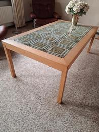 Gratis.  Sofabord i eg med grønne kakler.