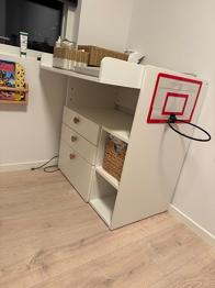 GRATIS Ikea puslebord med opbevaring og basketballkurv