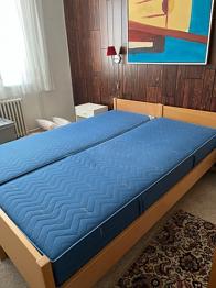 2 Senge med en blå madras træramme