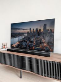 TV i god stand gives gratis