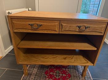 Egetræs skab med skuffer og hylder