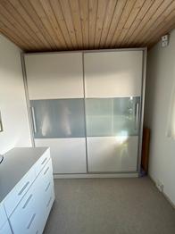 Stort rummeligt garderobeskab med skydelåger.