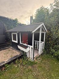 Gratis Legehus i træ med lille overdækning
