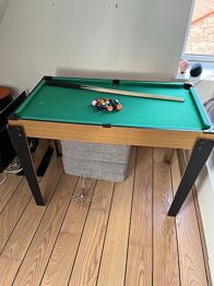 Billiardbord med køer og kugler