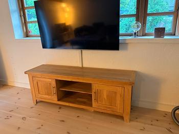 TV bænk gives væk