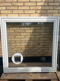 Vindue med kattelem 118X118 ral 9010