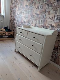 flotte møbler (reol, kommode og puslebord)