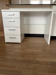 Skrivebord med fire skuffer