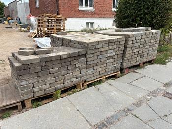Grå betonfliser - Herregårdssten / belægningssten på paller
