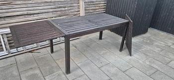 Gives væk - Udendørs havebord i mørkt træ