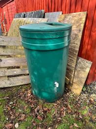 RESERVERET Grøn plast regnvandstønde med låg