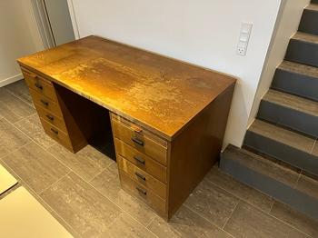 Gammelt skrivebord i træ med skuffer og udtræk