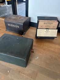 Odeon rejsegrammofon med Mignon kasse og gamle plader
