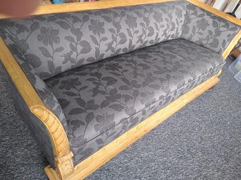 Sofa med træramme og blomstret stof