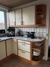 HTH køkken med skabe og bordplader i lys laminat og bøgetræ