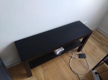 Tv bænk gives væk