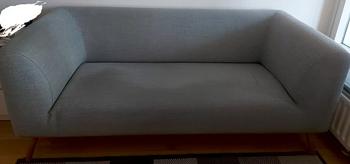 Gratis sofa til tre personer.